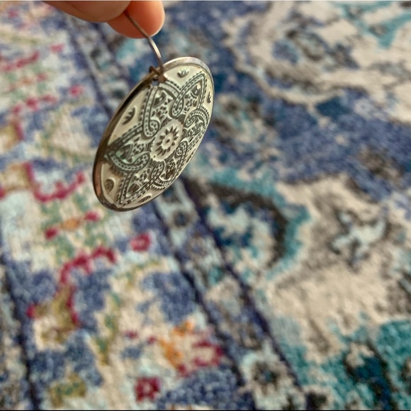 American Eagle white and gold round earrings - Picture 2 of 3